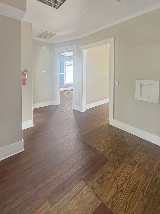 Building Photo - Charming 3br/1bath triplex -close to downt...