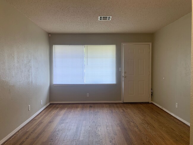 Building Photo - Cozy Cottage