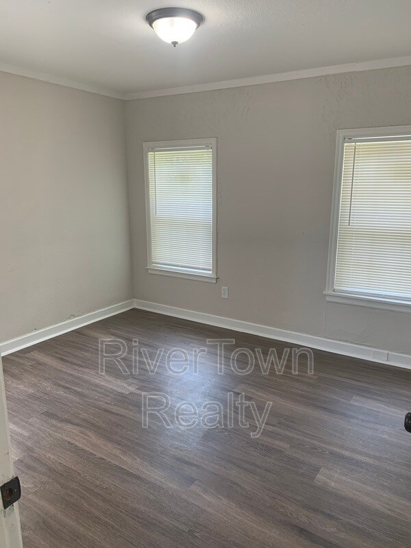 Building Photo - 2595 Kimball Ave