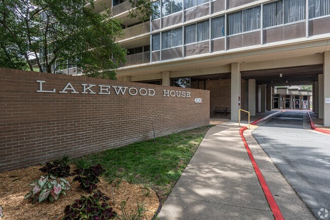 Foto del edificio - The Lakewood House Apartments