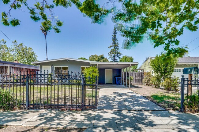Foto del edificio - Charming updated 3 bedroom, 1 bathroom hom...