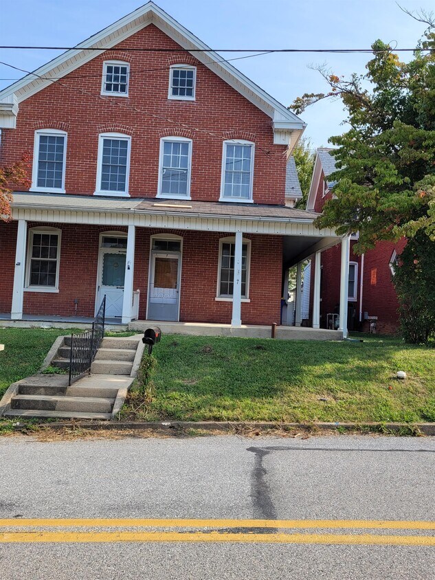 Primary Photo - 7 W Water St
