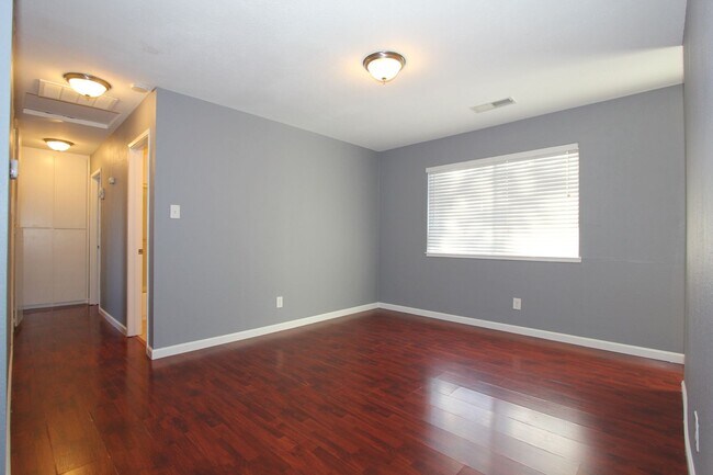Foto del edificio - Beautiful 3 bed, 2 bath, 2 car garage home...