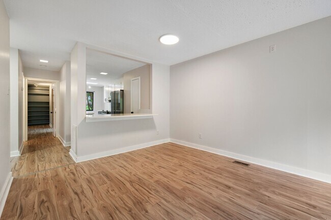 Foto del edificio - Beautiful Village West Townhome. Updates galore!