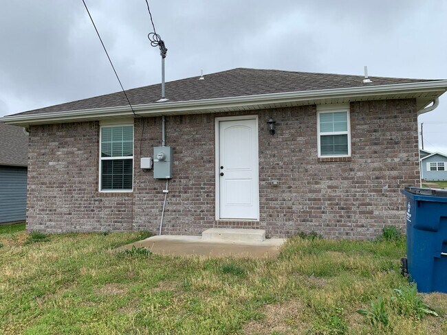 Building Photo - Adorable 2 bedroom, 2 bathroom home. Ready...