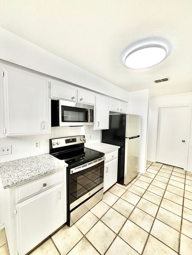 Building Photo - 2123 Mistletoe Ave