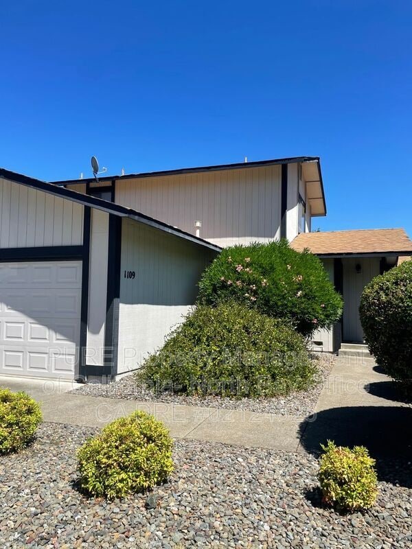 Primary Photo - 1109 Incline Dr