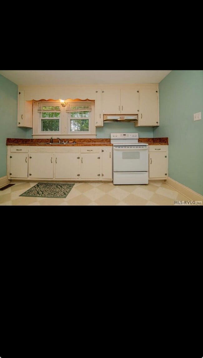 Building Photo - 209 Long Cir