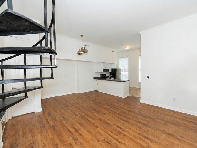 Building Photo - 235 King St