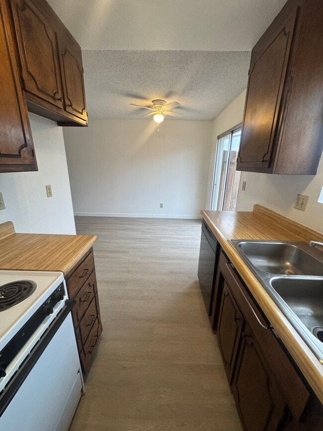 Building Photo - 5574 Mountain View Dr