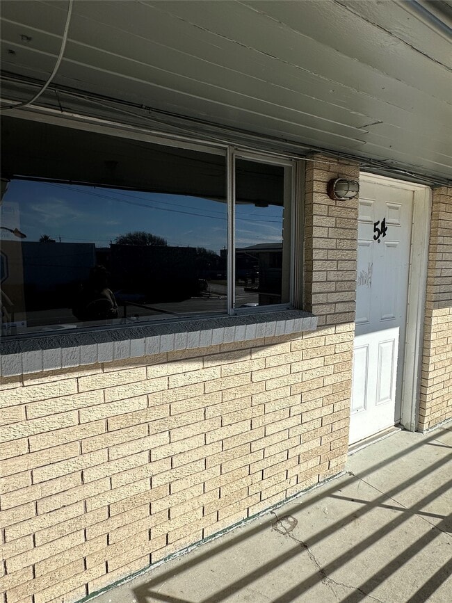 Building Photo - 516 Holiday Dr