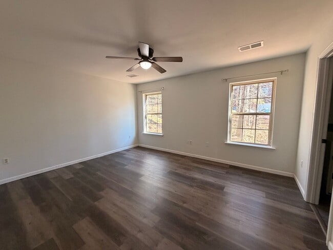 Building Photo - Welcome to this conveniently located home in Russellville, AR, a place where comfort meets style.