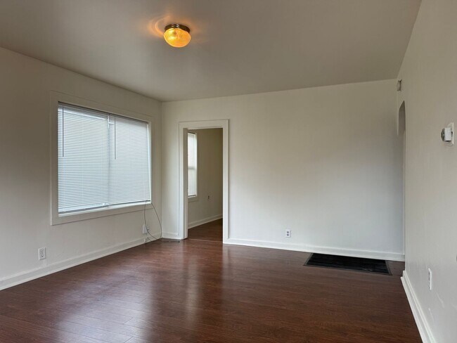 Foto del edificio - 2104 E 13th St