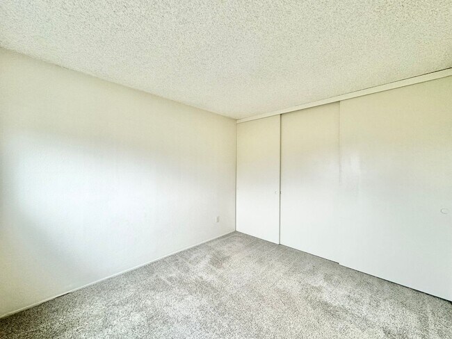 Building Photo - Great 2B/1BA Condo w/ Parking and Private ...