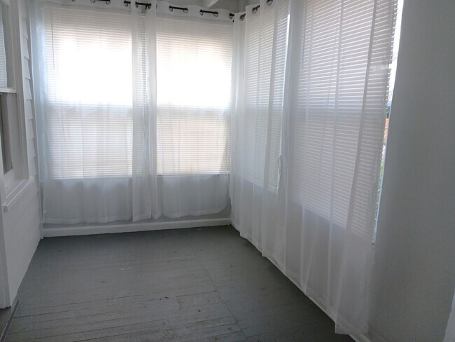 Foto del edificio - So darn cute - large studio close to downtown St Pete