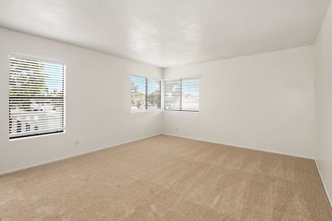 Building Photo - 3 Bedroom - 2 Bath Condo in Central Irvine