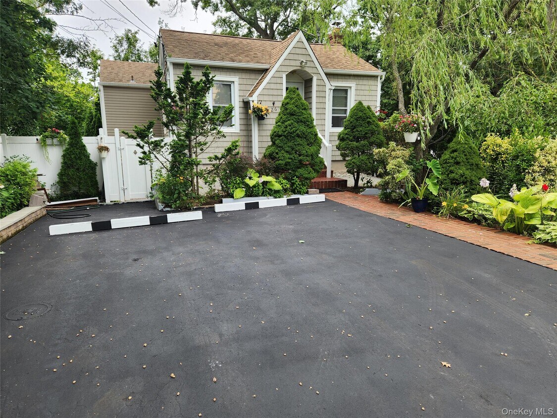 Foto principal - 26 Long Beach Dr