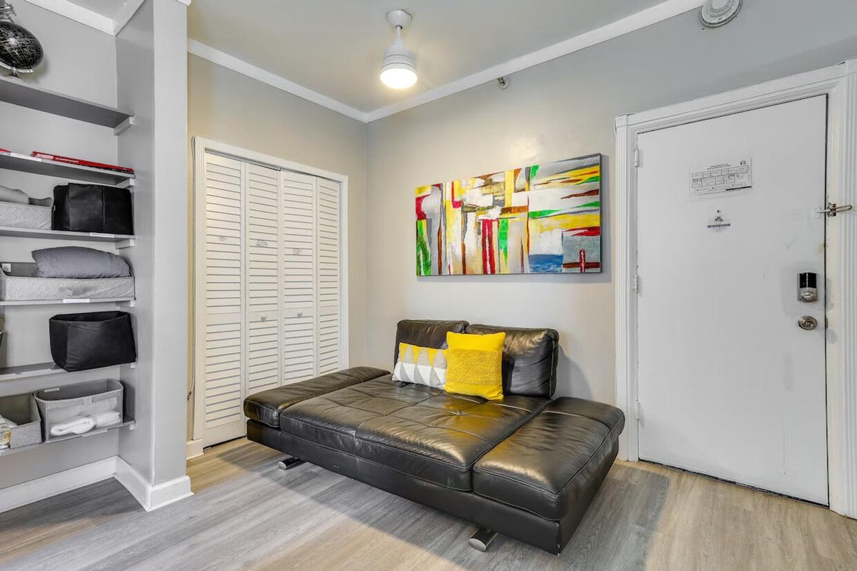 Foto principal - 3700 Collins Ave
