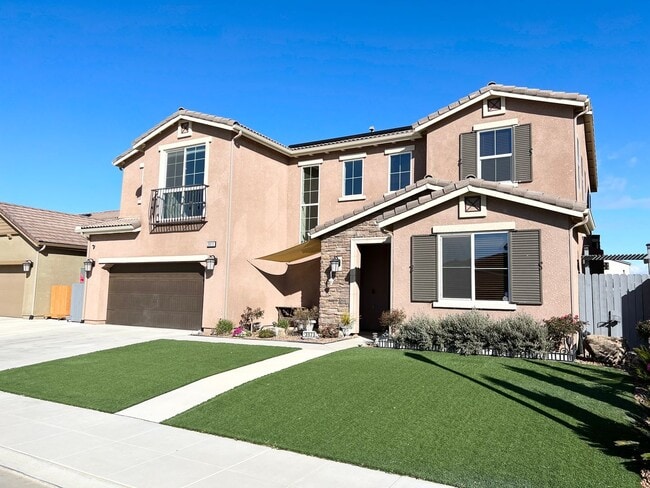 Foto del edificio - Large 4 Bedroom Home Near Clovis East