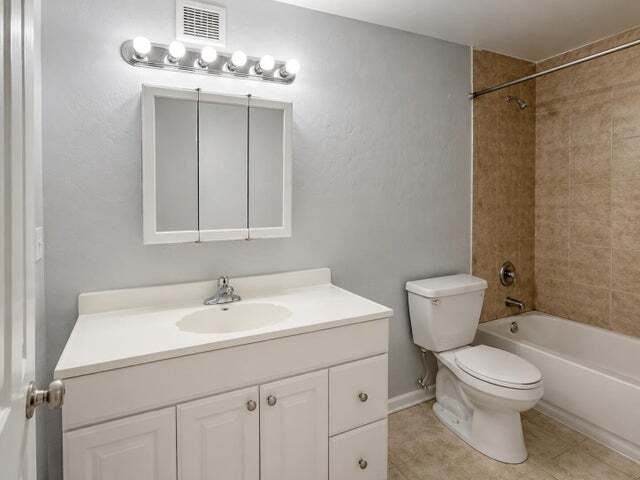 Foto del edificio - 1223 W 27th St
