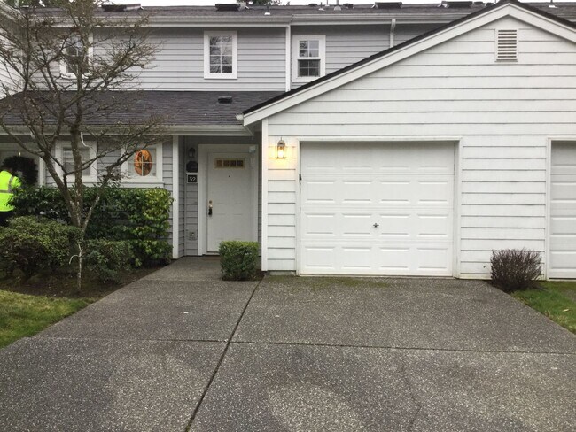 Foto del edificio - Stylish 2-Bedroom, 2.5-Bath Townhome with Garage & Private Patio
