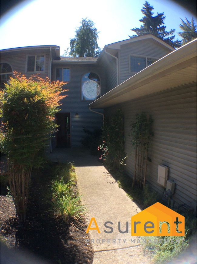 Building Photo - 2-Bedroom Townhouse Close to Hospitals, Great Private, Central Location!