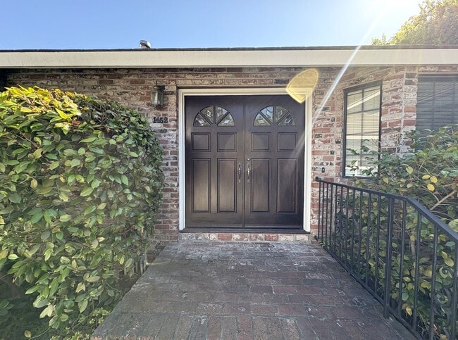 Building Photo - Spacious 3BD/2BA Redwood City Home | Two L...