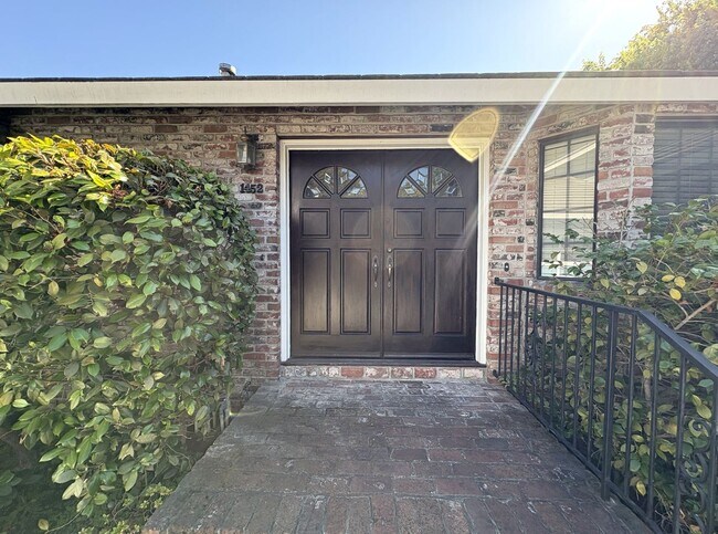 Foto del edificio - Spacious 3BD/2BA Redwood City Home | Two L...