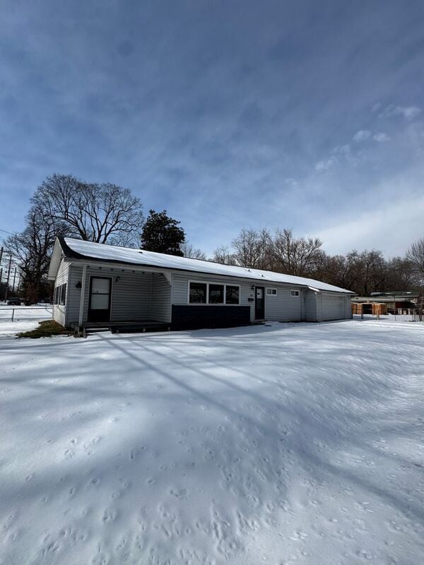 Building Photo - 555 S Airwood Ave