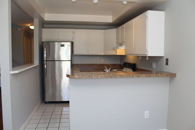 Building Photo - Spacious 3B/2.5BA UTC Townhouse w/ Garage,...