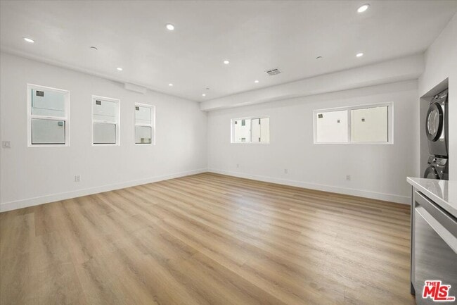 Building Photo - 914 N Hudson Ave