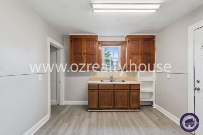 Building Photo - 3907 Lagrange St