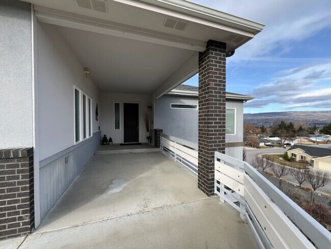 Foto del edificio - Views, views,views! 4 bed/2.5 bath with pl...