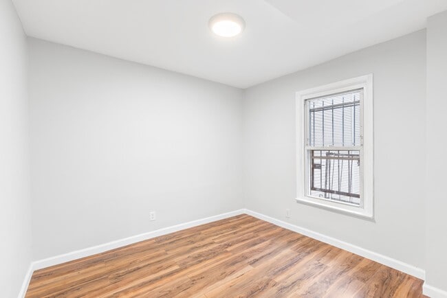 Foto del edificio - 72 McAdoo Ave