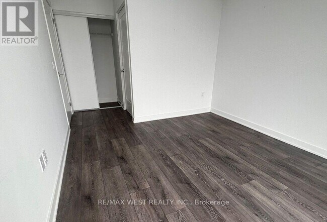 Building Photo - 105 Oneida Crescent