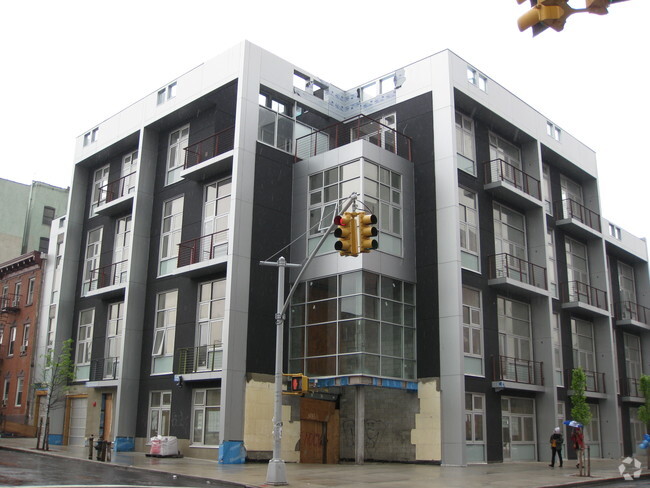 Building Photo - 390 Lorimer St