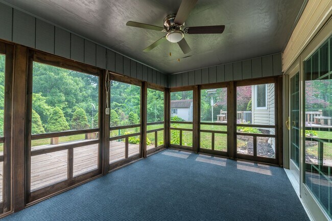Foto del edificio - Available Now – 4 Bed, 3 Bath Updated Home in Coal Valley