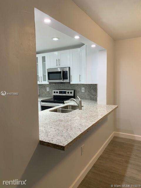 Building Photo - 2 br, 2 bath Apartment - 9611 SW 77 Ave 302-A