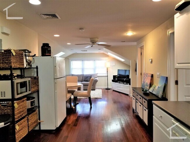 Building Photo - TOP FLOOR Brighton 2 bed with parking spot...