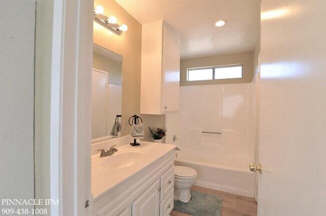 Building Photo - 180 E. La Verne Ave. Apt 7