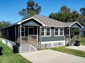 Building Photo - 5905 Woodview Dr