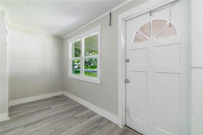 Foto del edificio - 5718 Kenwood Ave
