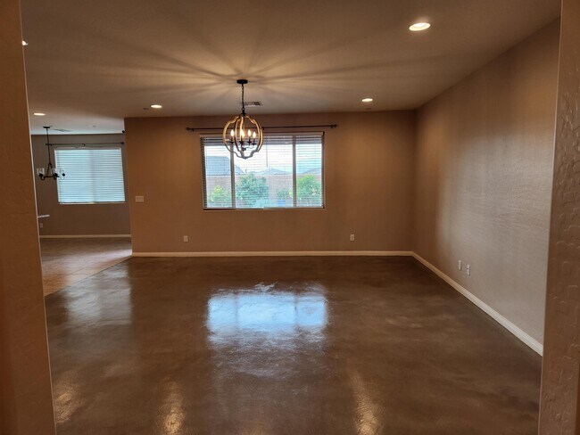 Building Photo - 625 Comodo St