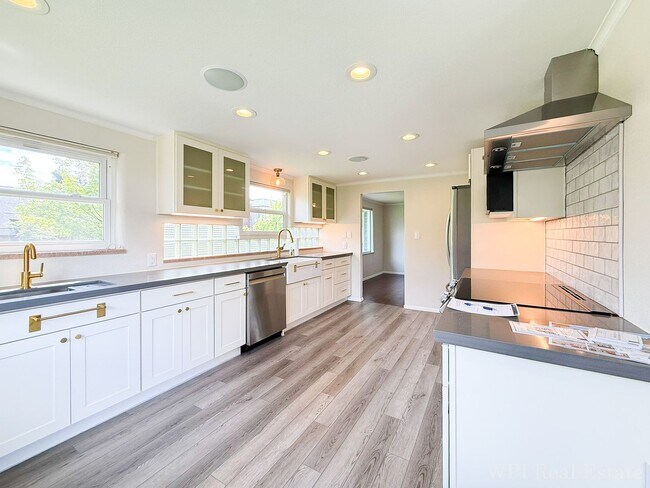 Foto del edificio - Beautifully Remodeled 4 Bed, 2 Bath Spacious Home with Second Kitchen Near UW Medical!