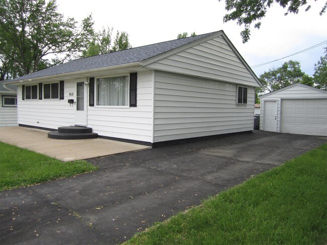 913 Hawthorne Dr, Bettendorf, IA 52722 - House for Rent in ...
