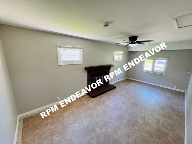 Foto del edificio - Just Hit the Market — Spacious Layout + Basement Space in St. Louis, Housing Choice Voucher Accep...