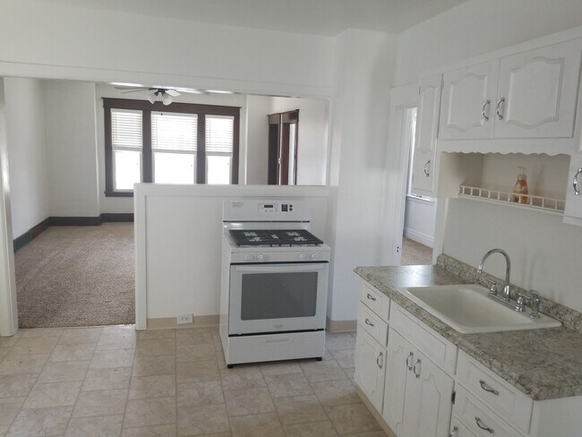 Large kitchen - 33 Grove St