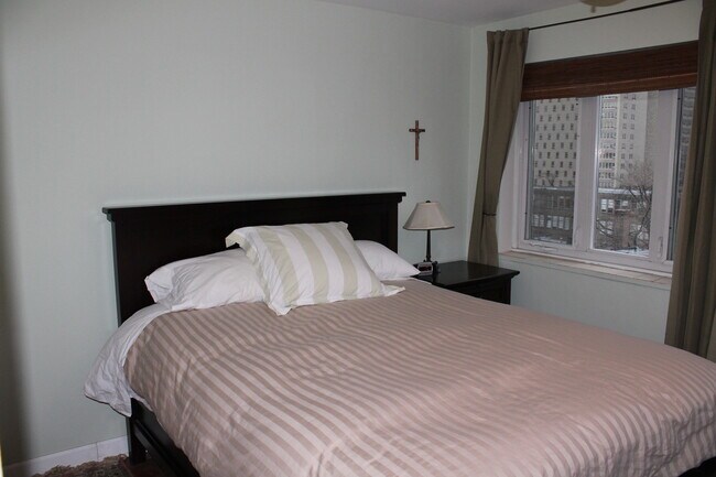 Bedroom - 708 W Bittersweet Plz
