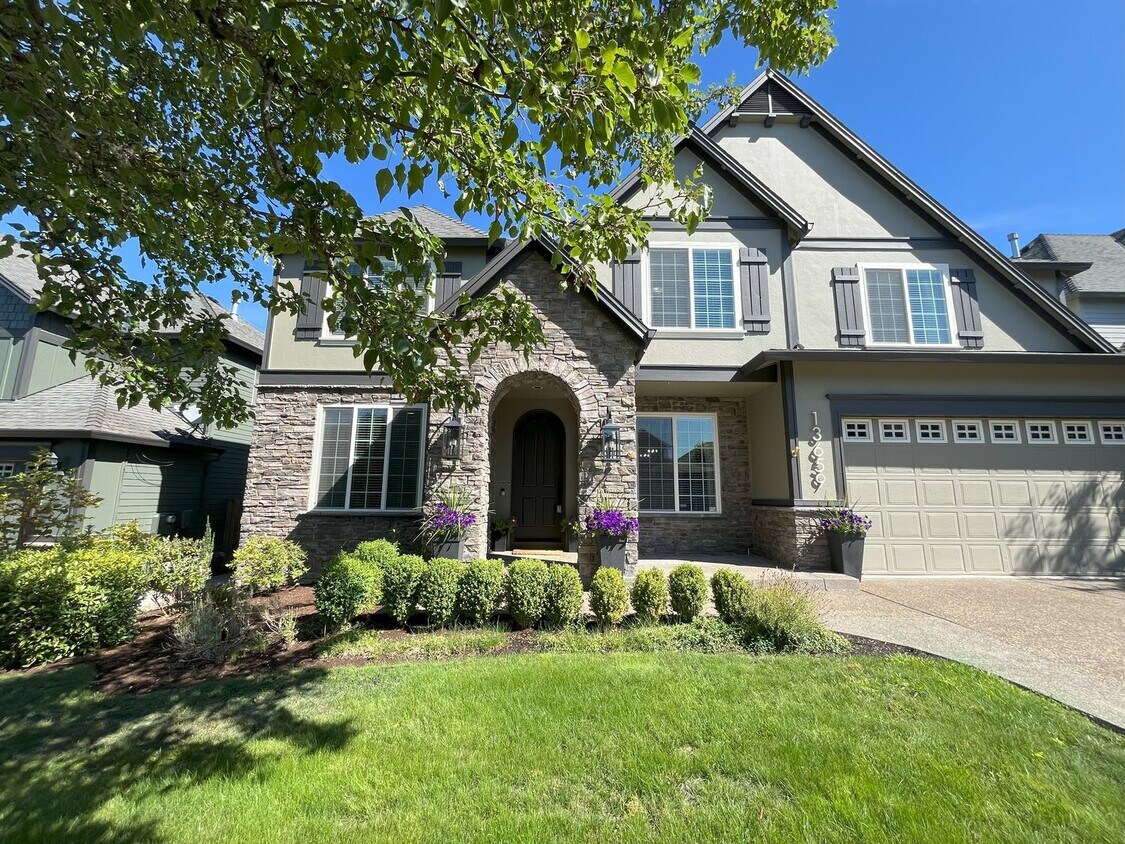 Foto principal - Elegant 4-Bedroom Home with Exceptional Cr...