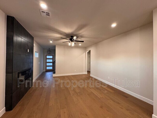 Building Photo - 1007 E Delmar Pl